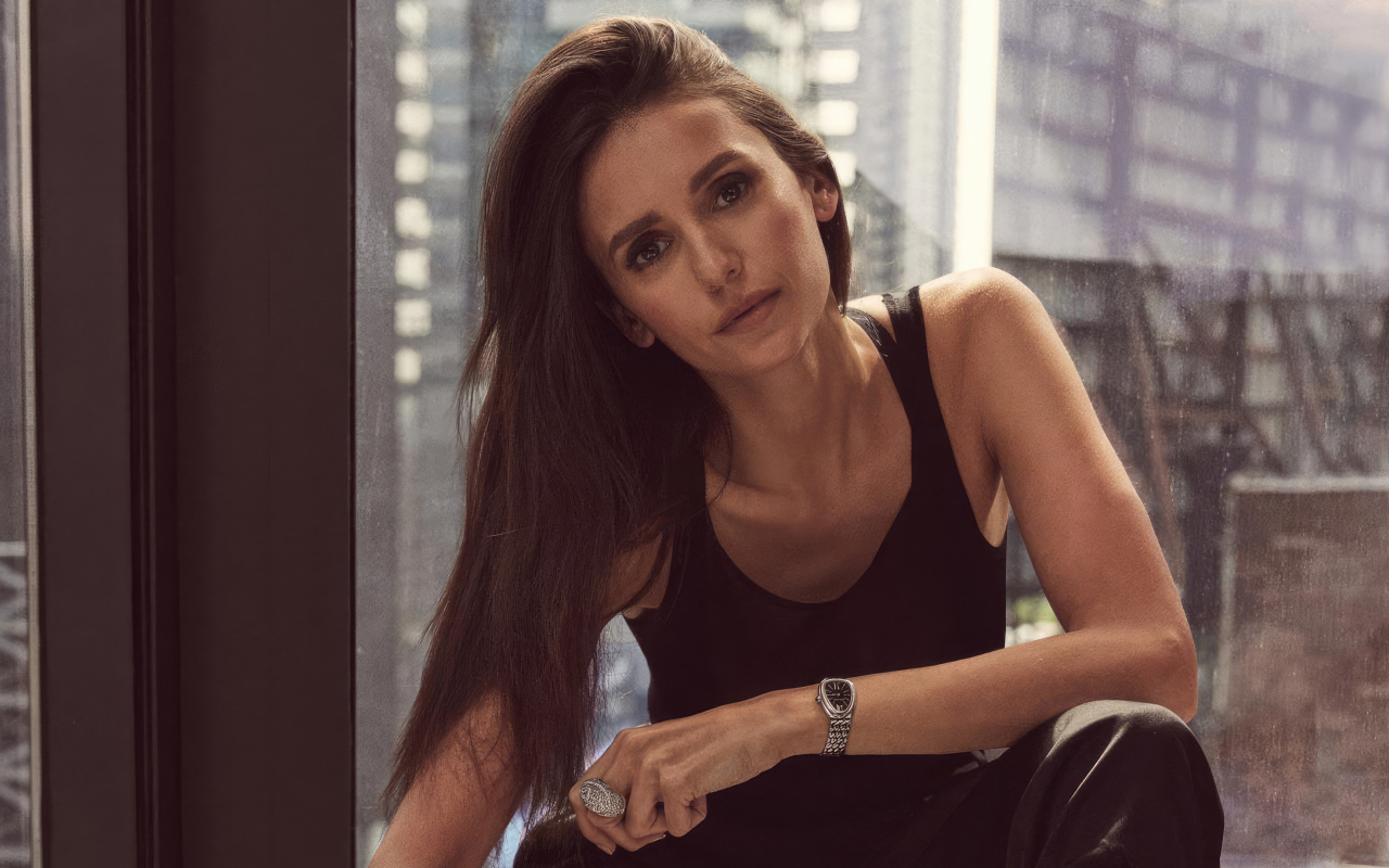 Длинноволосая канадская актриса Нина Добрев