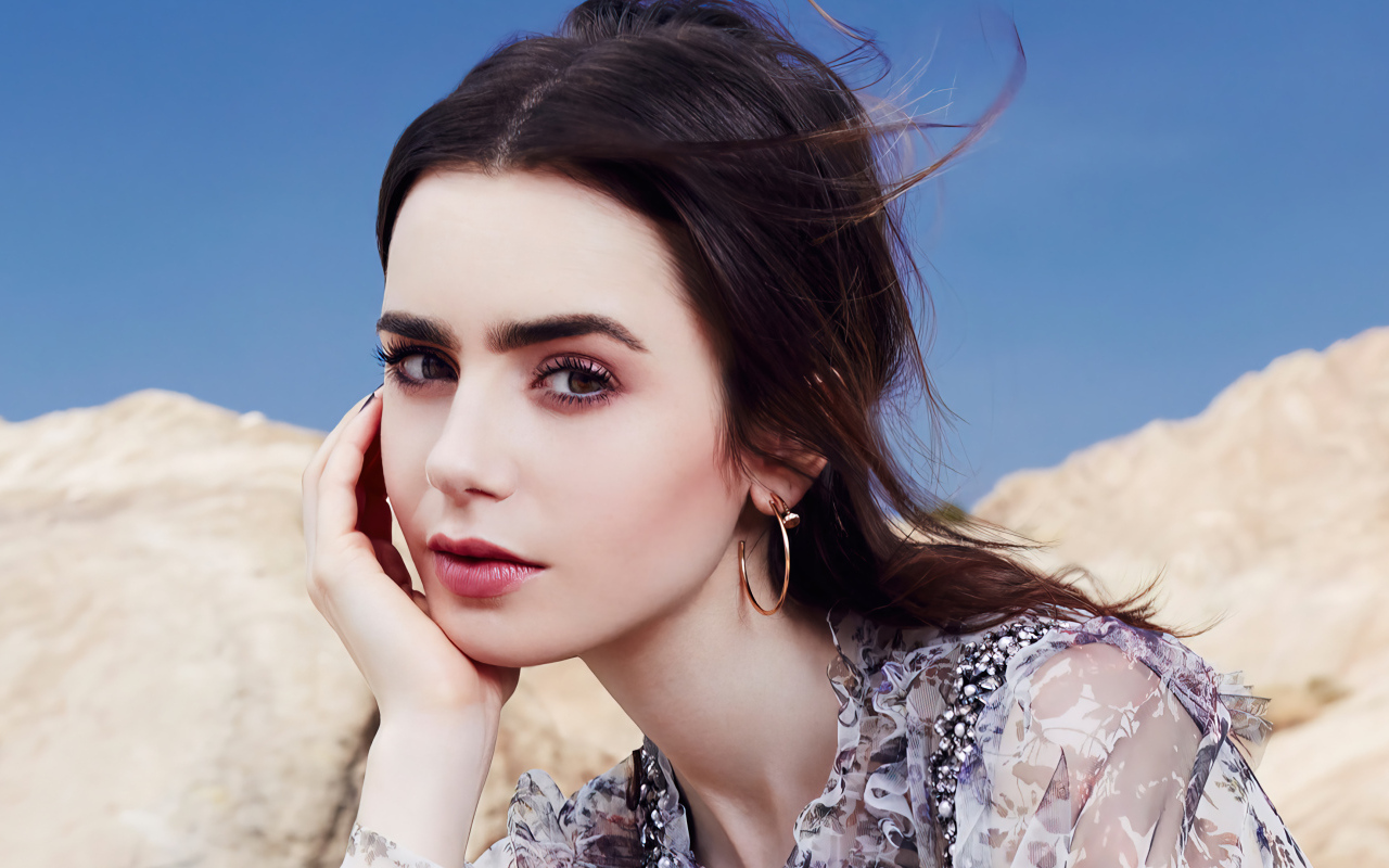 Милая девушка шатенка Лили Коллинз