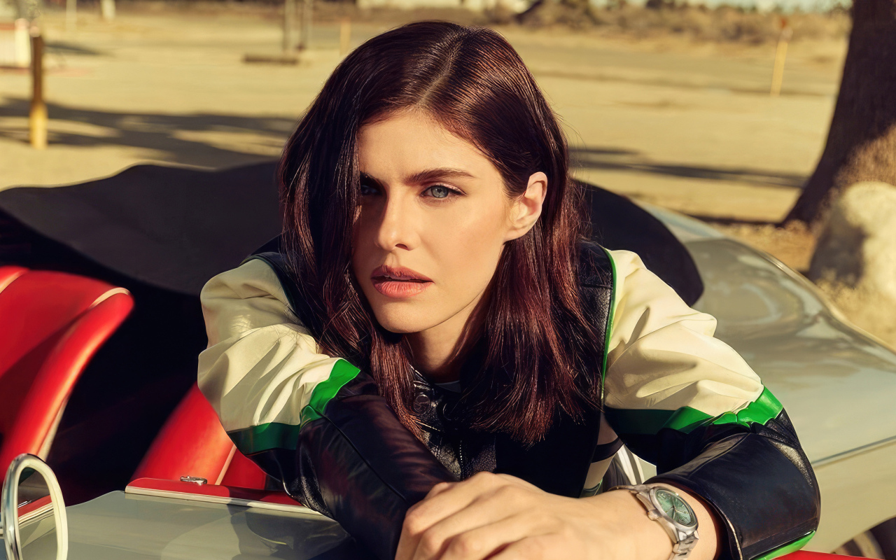 Популярная актриса Александра Даддарио сидит в автомобиле