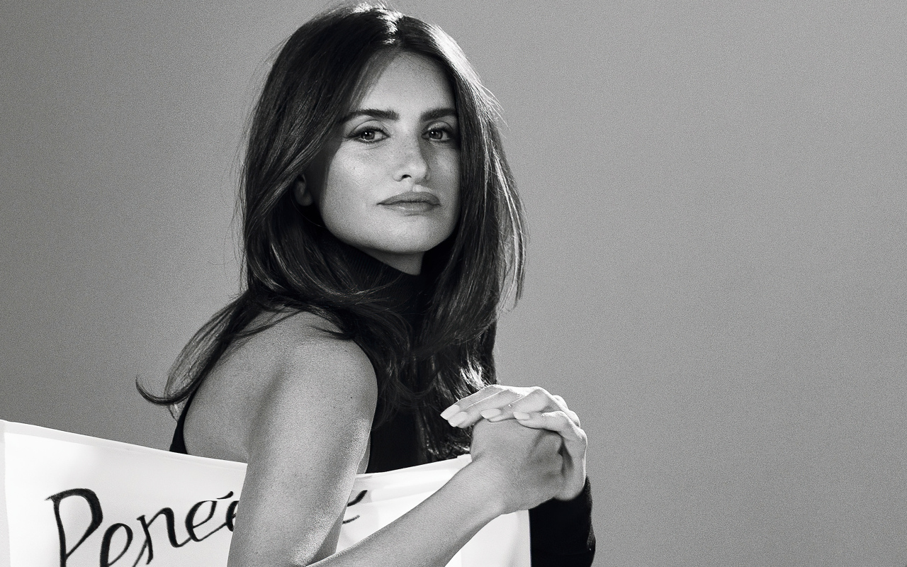 Популярная актриса Пенелопа Крус на сером фоне