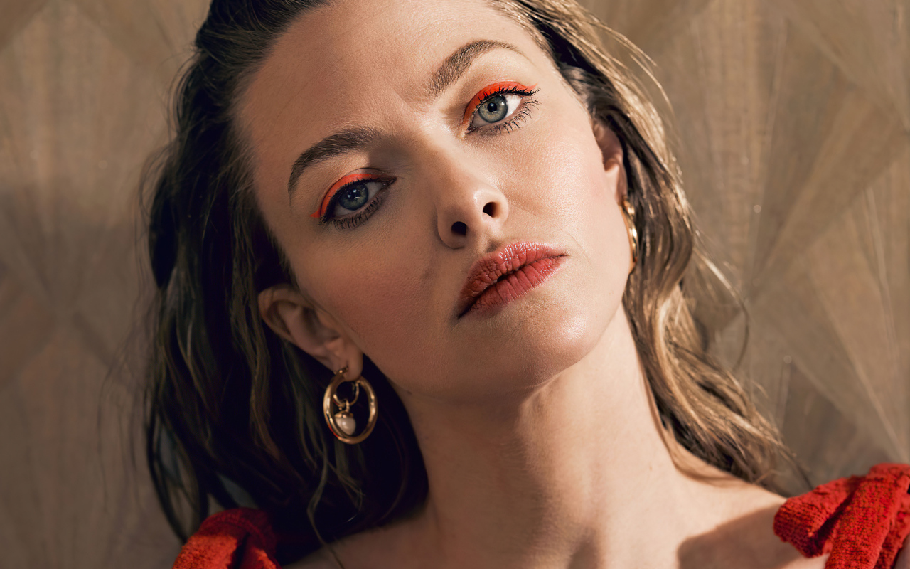 Грустная актриса Аманда Сайфред стоит у стены