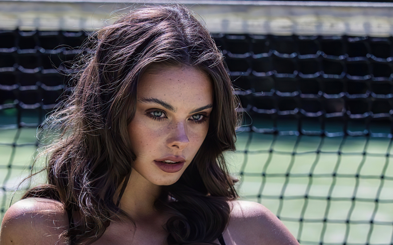 Серьезная девушка актриса Мэйка Вулард