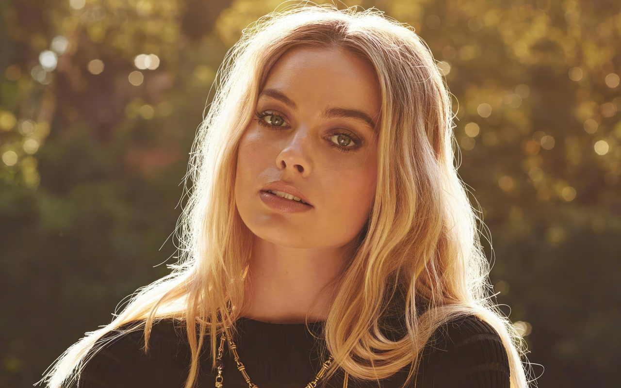 Серьезная блондинка актриса Марго Робби