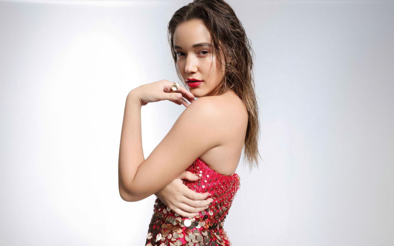 Нежная настоящая девушка Оливия Понтон на сером фоне