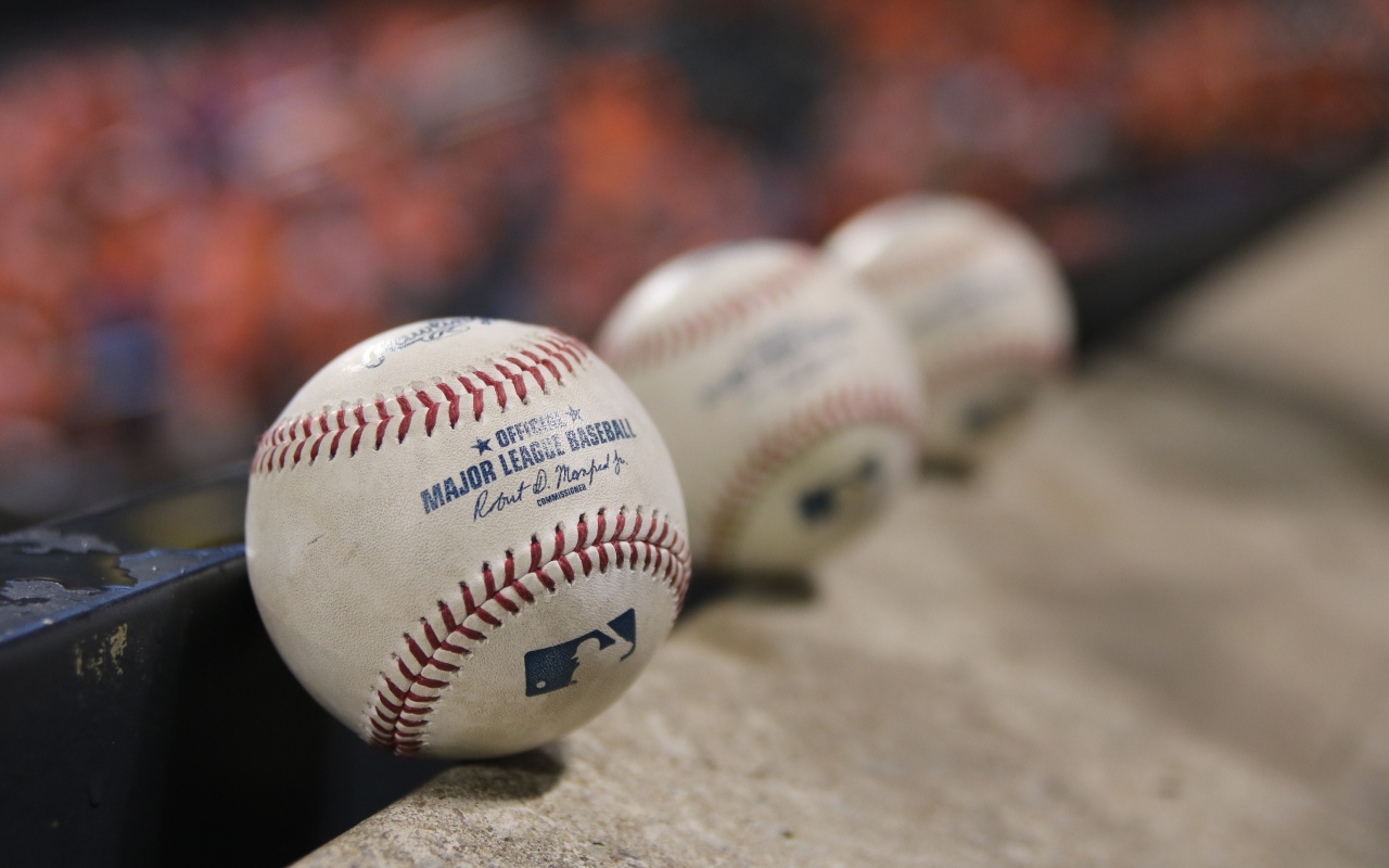 Три баскетбольных мяча крупным планом