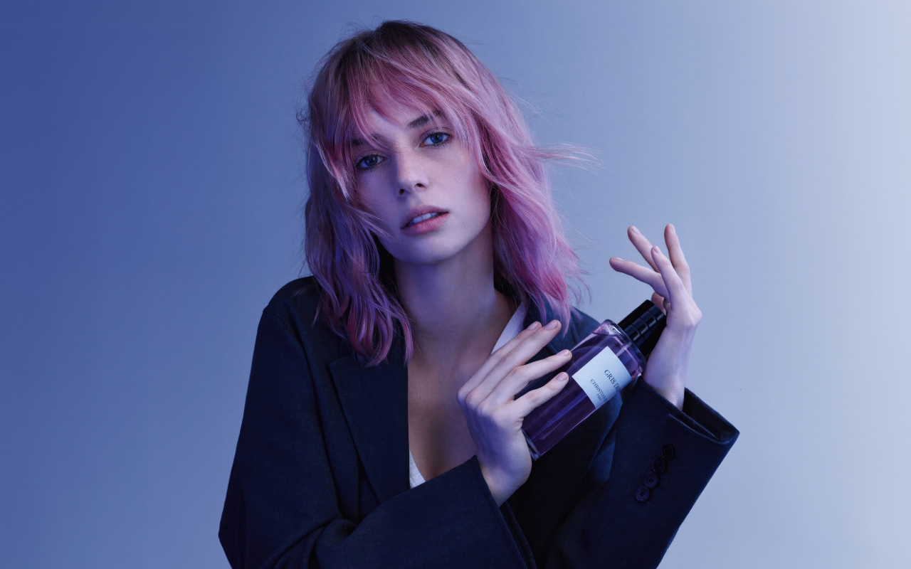 Молодая американская актриса Майя Хоук в черном пиджаке