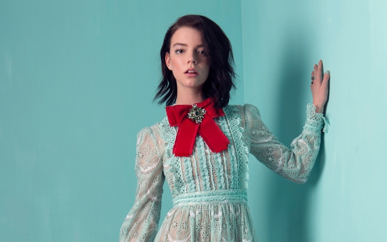 Молодая актриса Аня Тейлор-Джой на голубом фоне