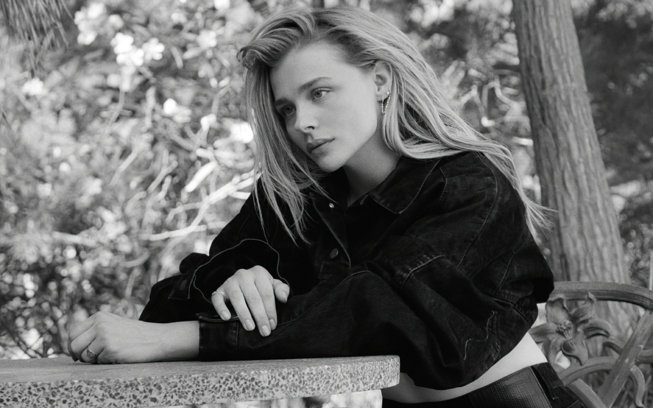 Молодая актриса Хлоя Грейс Морец черно-белое фото
