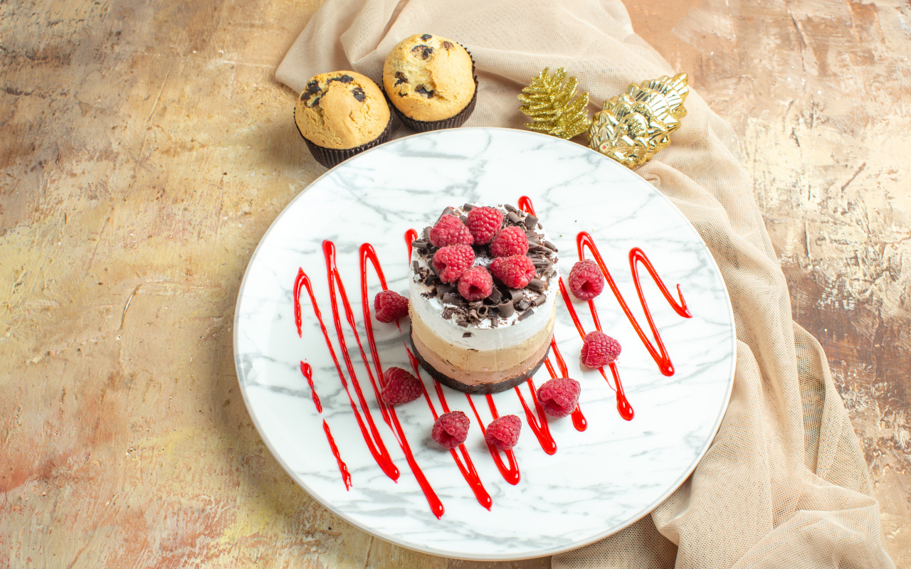 Пирожное три шоколада с ягодами малины