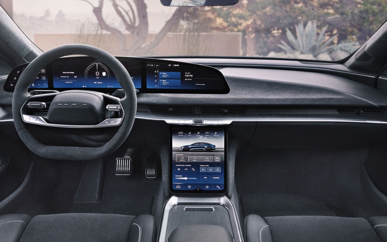 Салон автомобиля  Lucid Air Sapphire 2023 года