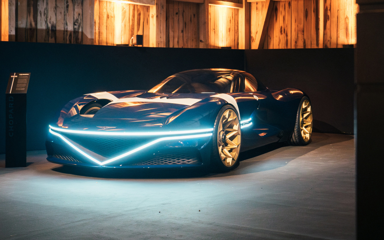 Автомобиль Genesis X Gran Berlinetta Tribute 2024 года с включенными фарами