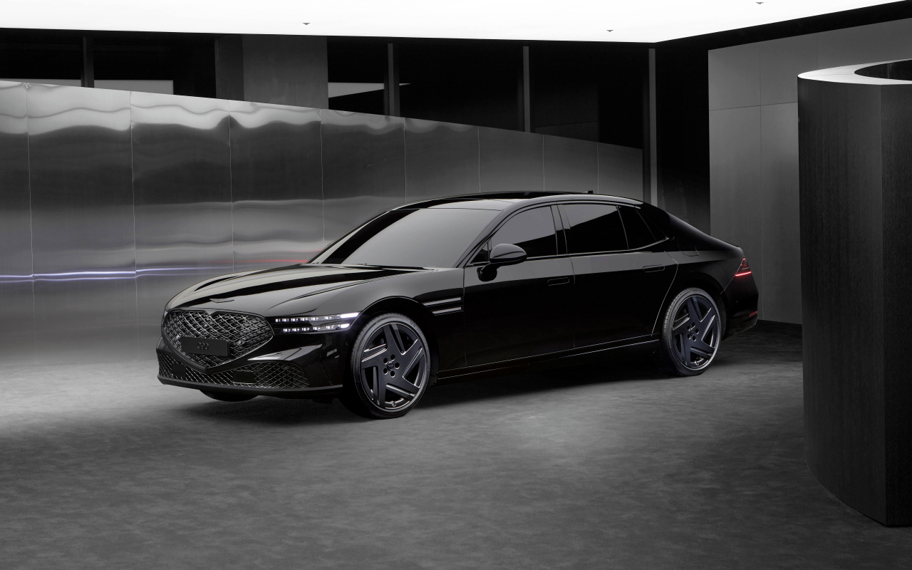 Черный дорогой автомобиль Genesis G90 Black 2024 года в гараже