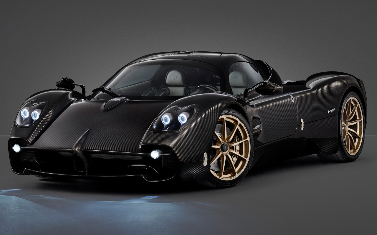 Черный быстрый автомобиль Pagani Utopia