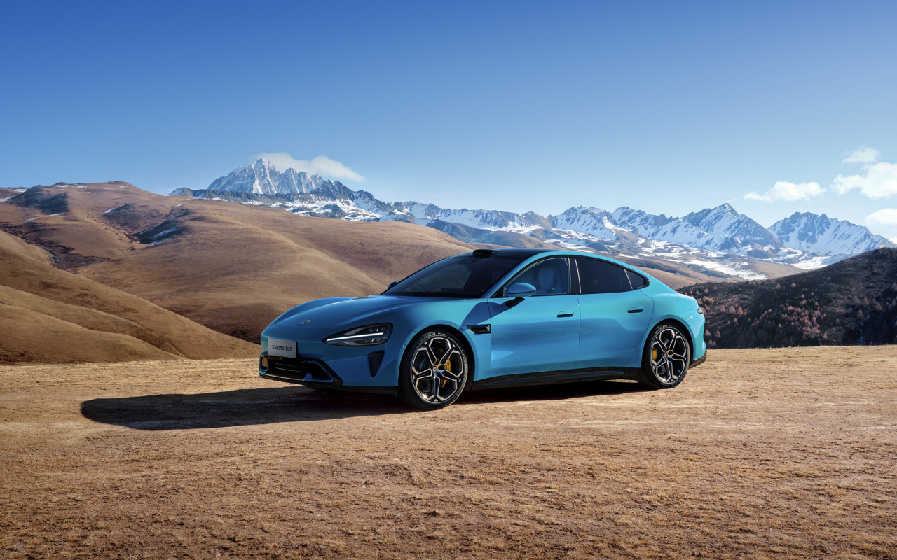 Синий автомобиль Xiaomi SU7 2024  года