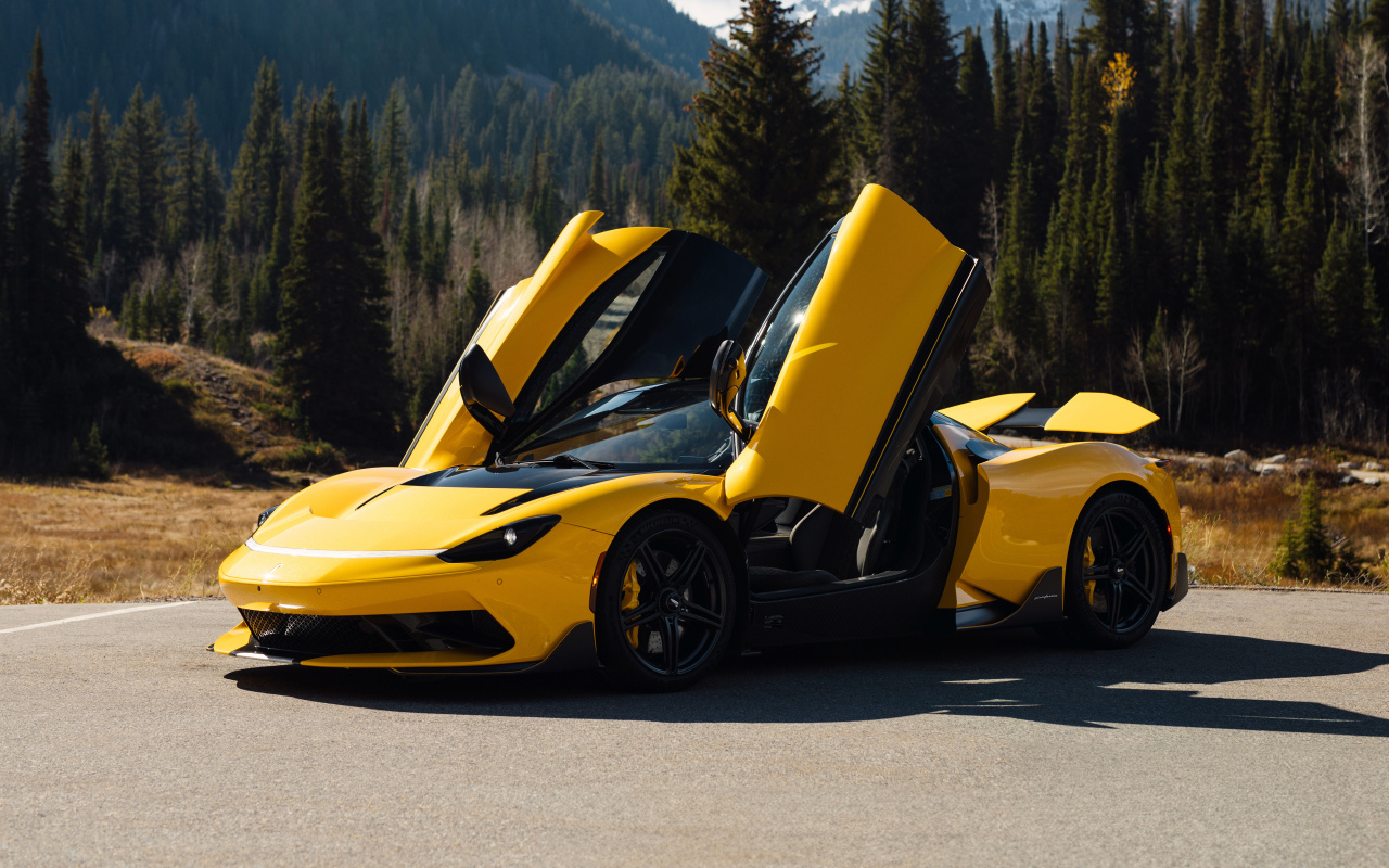Желтый автомобиль Pininfarina Battista Furiosa Package  с открытыми дверями