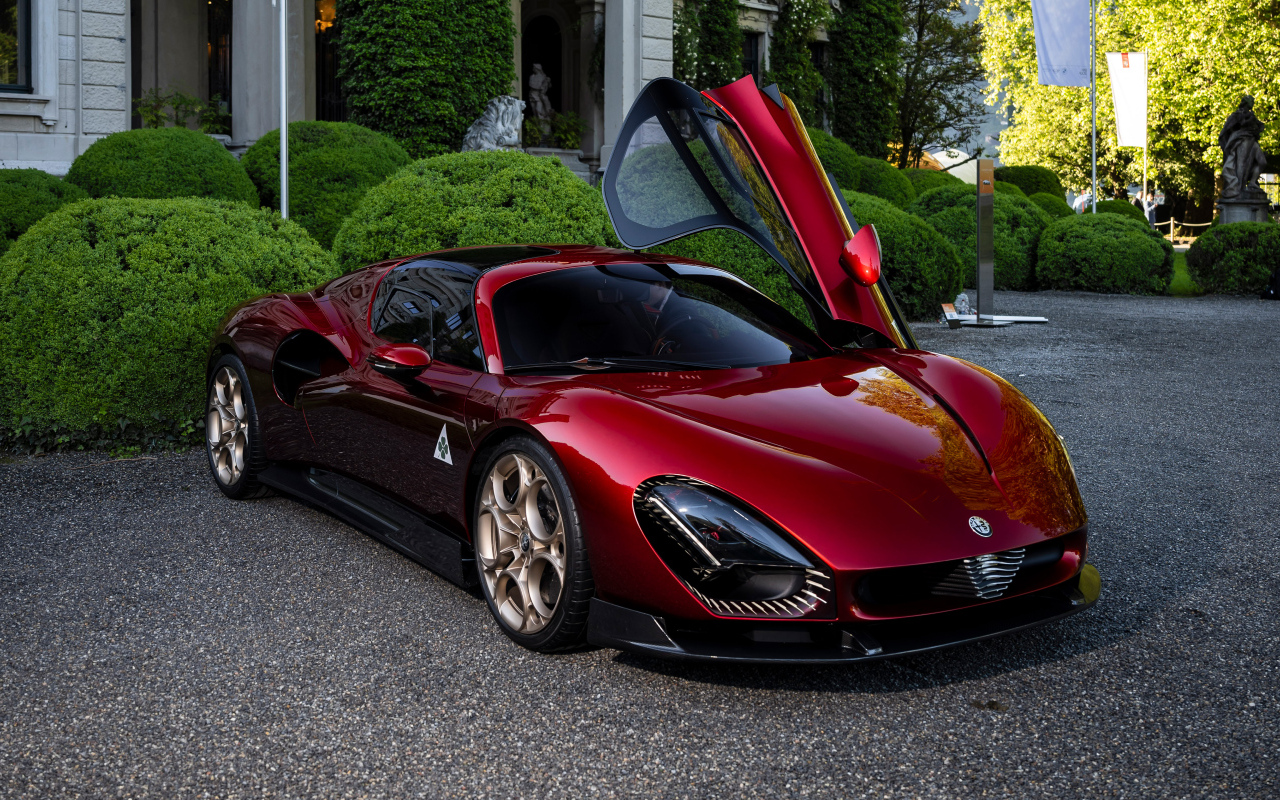 Бордовый автомобиль Alfa Romeo 33 Stradale