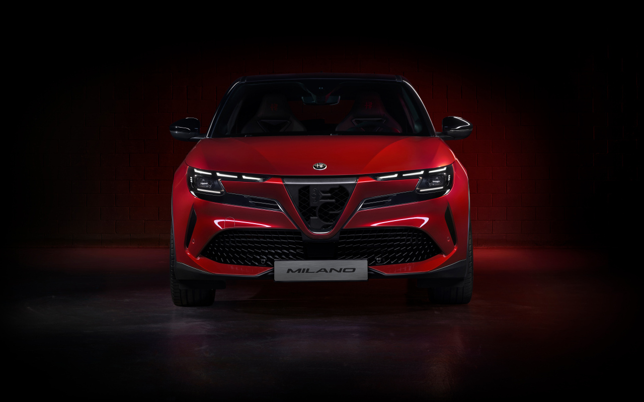 Вид спереди на красный автомобиль Alfa Romeo Milano Elettrica Veloce 2024 года