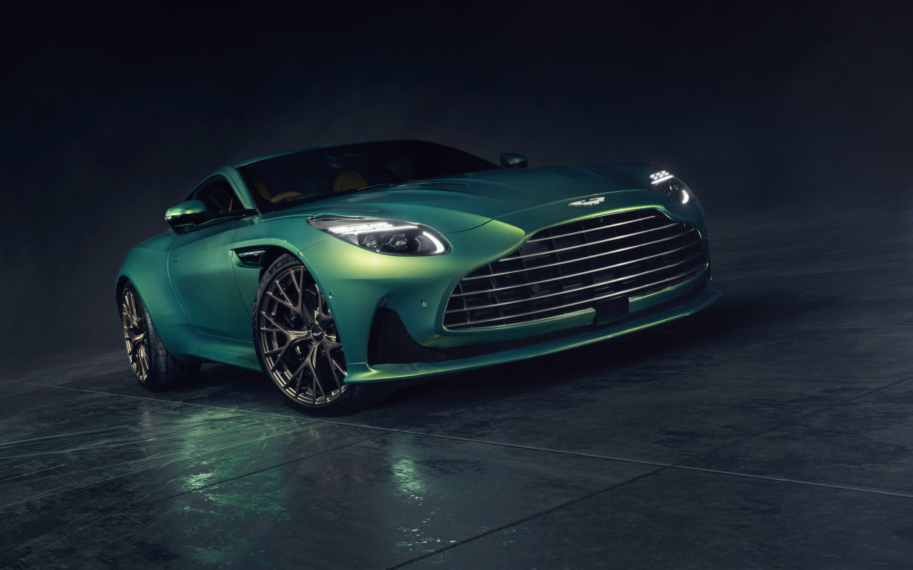 Зеленый автомобиль Aston Martin DB12