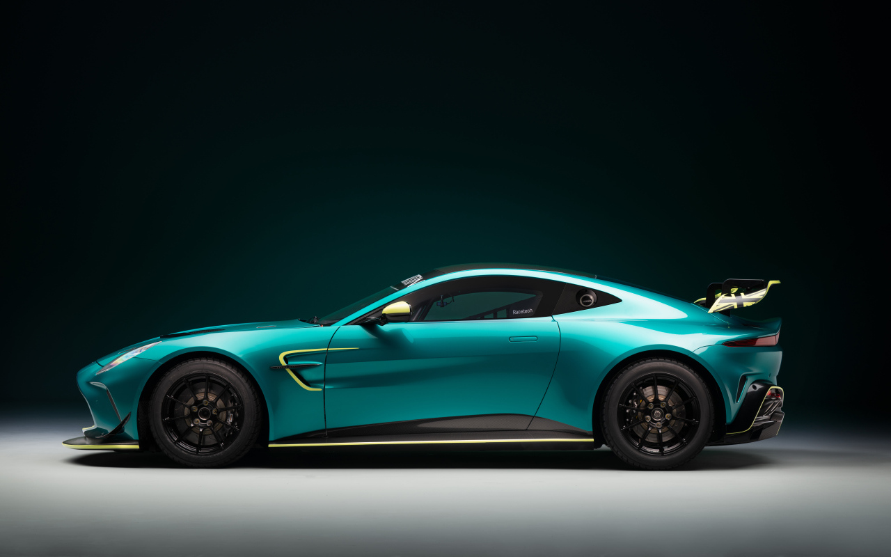 Вид сбоку на автомобиль Aston Martin Vantage GT4 2024 года