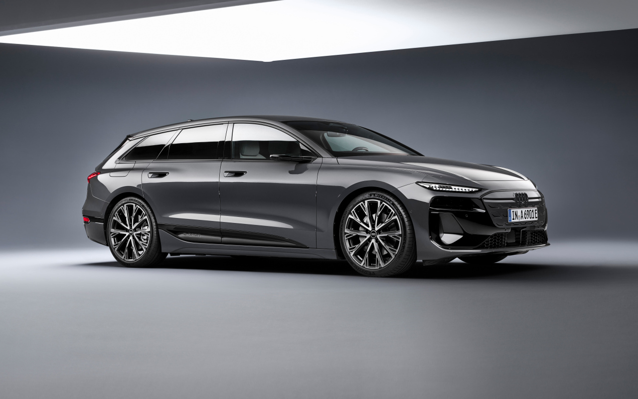 Серый автомобиль Audi A6 Avant e-tron S line 2024 года