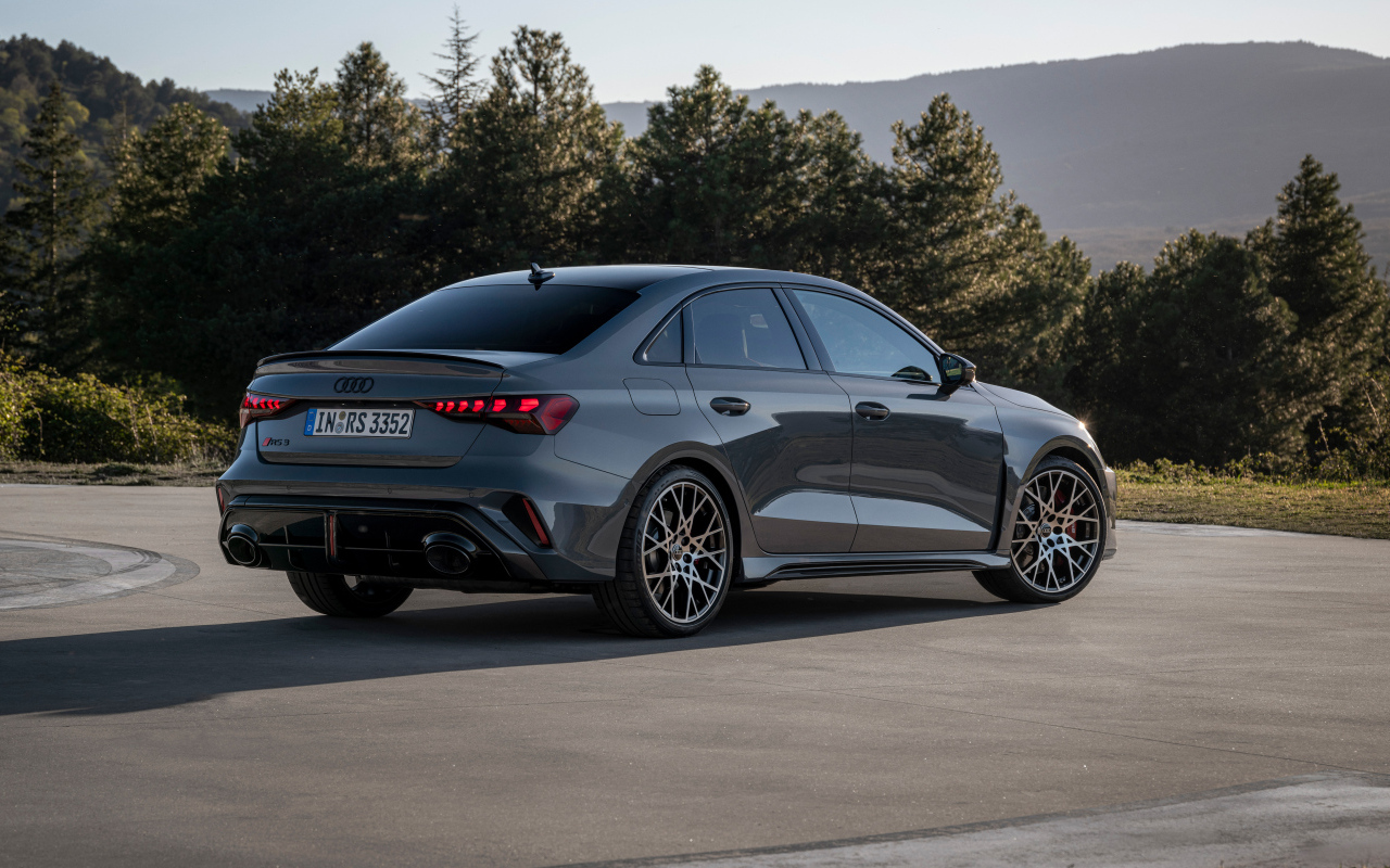 Вид сзади на автомобиль Audi RS 3 Sedan 2024 года
