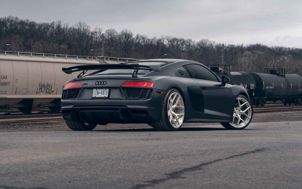 Вид сзади на автомобиль Audi R8 Velgen Wheels