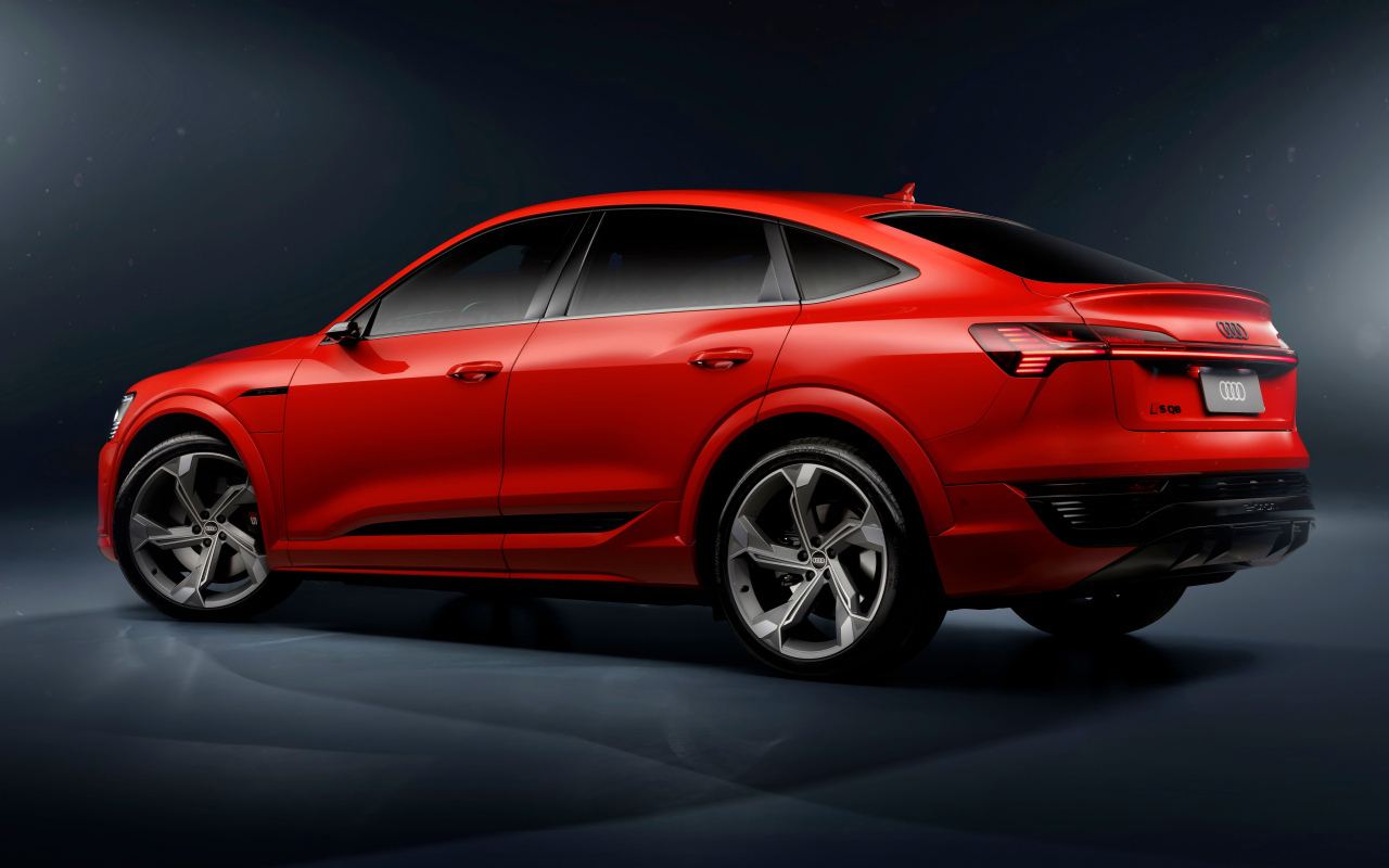 Вид сзади на красный автомобиль Audi SQ8 Sportback E-Tron Quattro 2024 года
