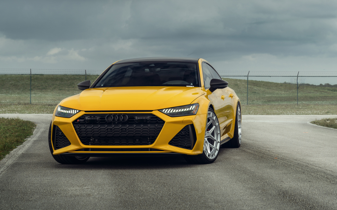Желтый автомобиль Audi RS7 вид спереди