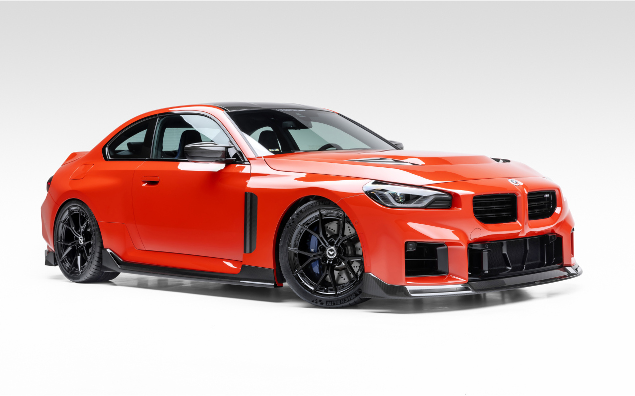 Автомобиль Vorsteiner BMW M2 With VRS Carbon Aero Kit 2024 года на белом фоне