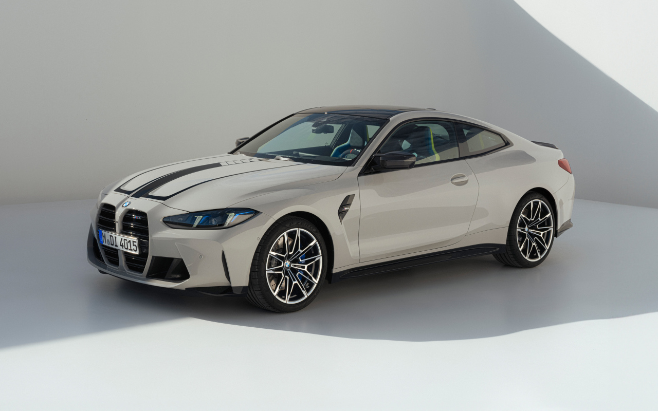 Автомобиль BMW M4 2024 года на сером фоне