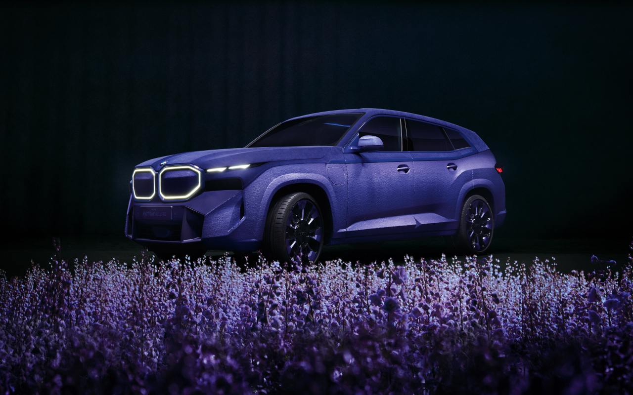 Красивый лавандовый автомобиль BMW XM Mystique Allure