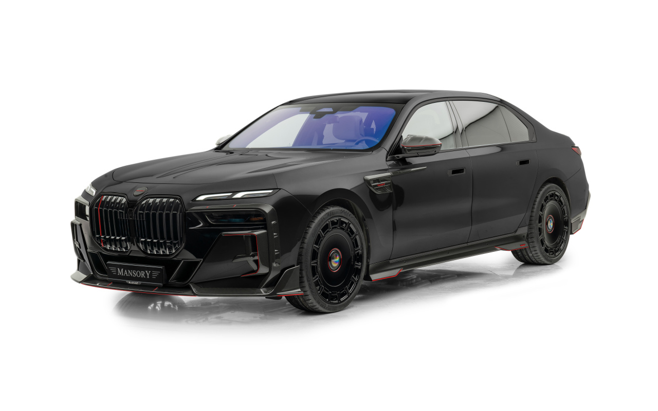 Черный Mansory BMW 7 Series на белом фоне
