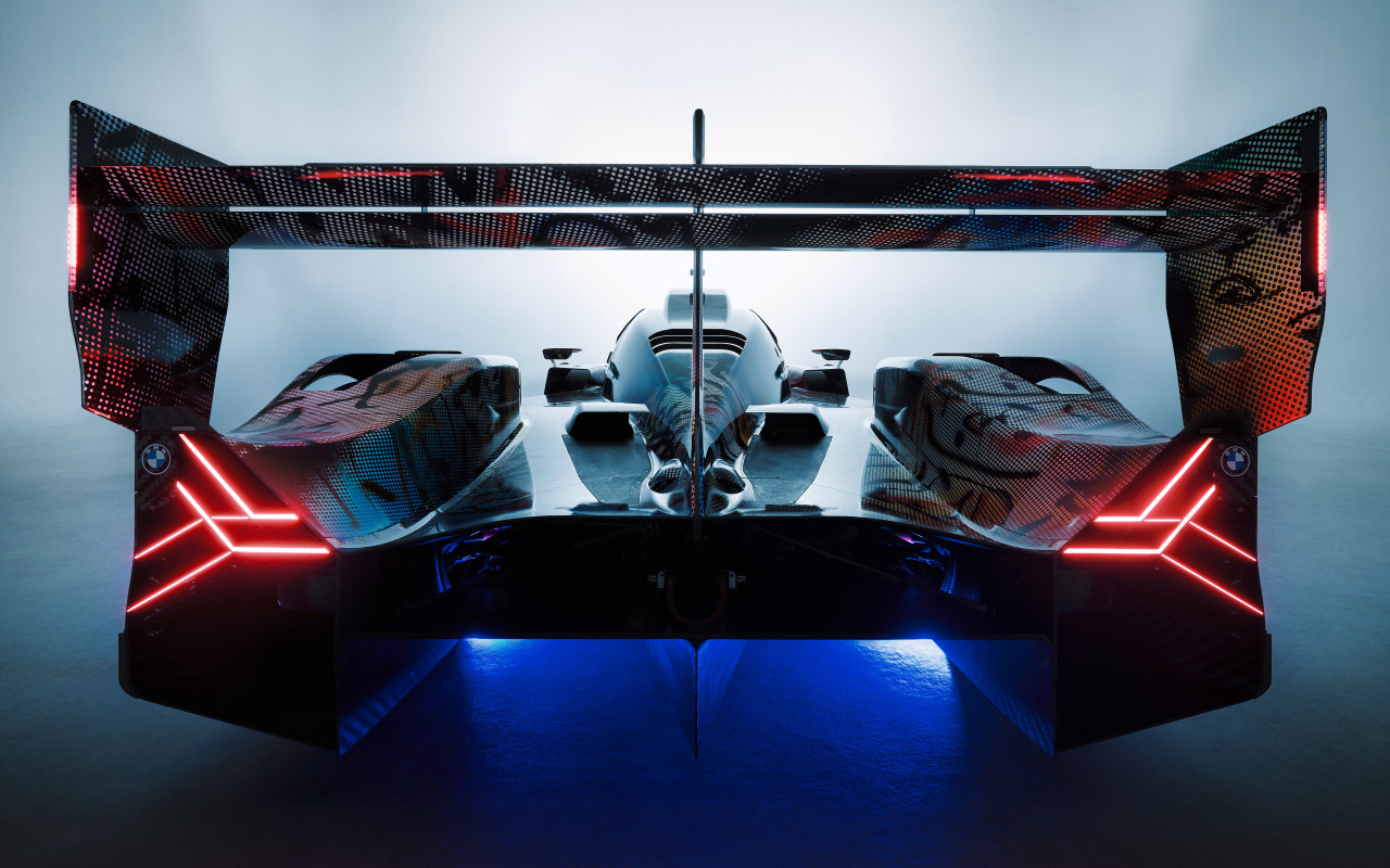 Вид сзади на автомобиль BMW Art Car By Julie Mehretu