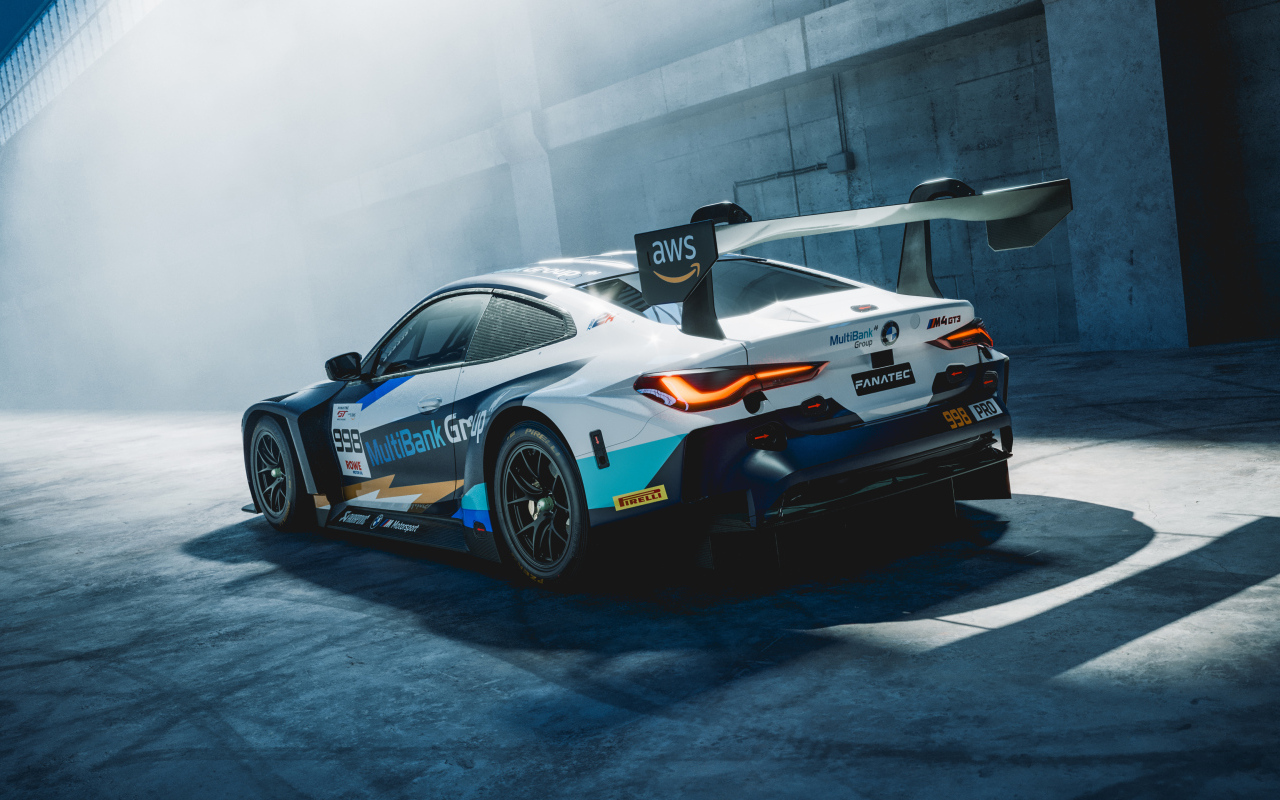 Вид сзади на гоночный автомобиль BMW M4 GT3 Endurance Cup