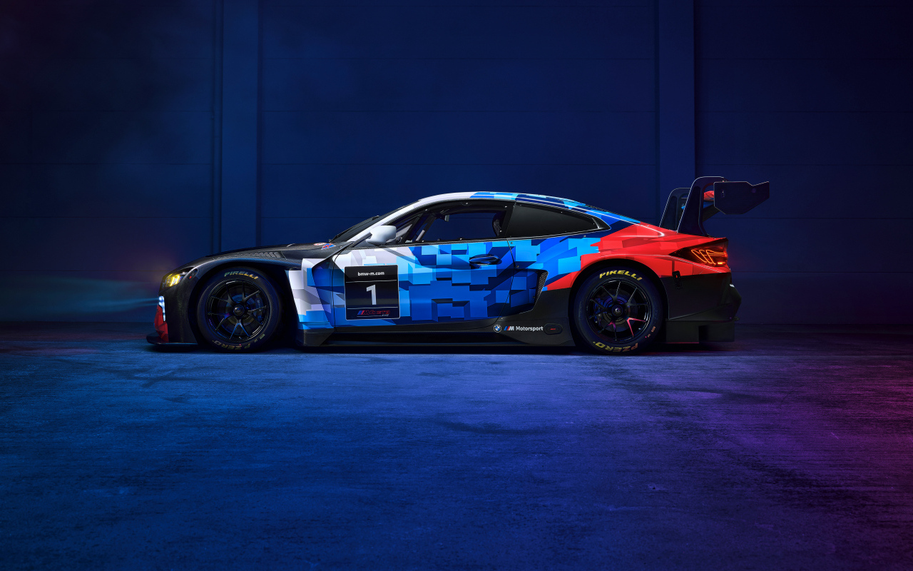 Вид сбоку на гоночный автомобиль BMW M4 GT3 EVO