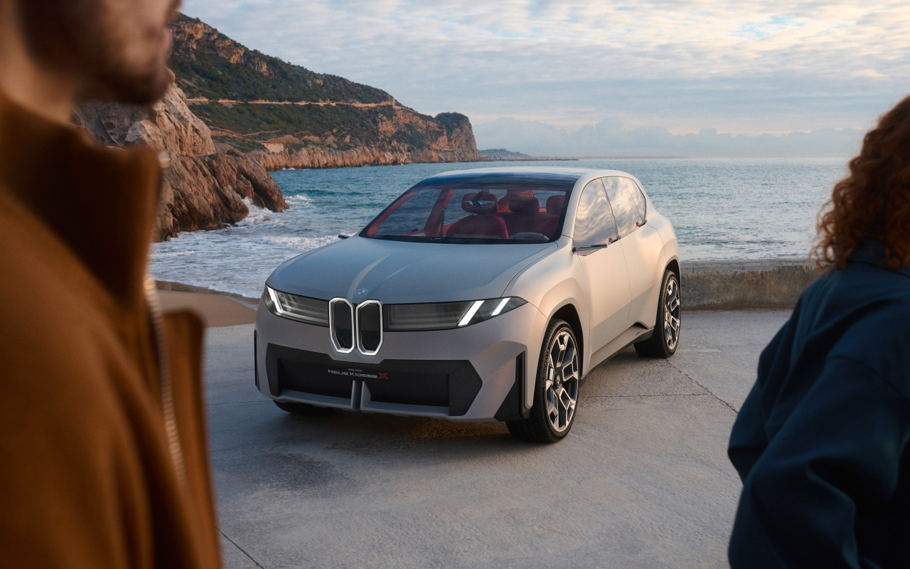 Серебристый автомобиль BMW Vision Neue Klasse X 2024 года у воды