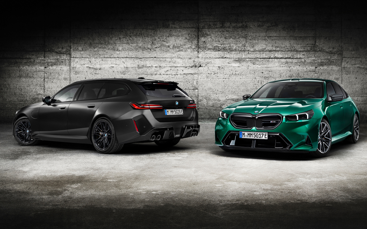 Два автомобиля BMW M5 2024  года у стены