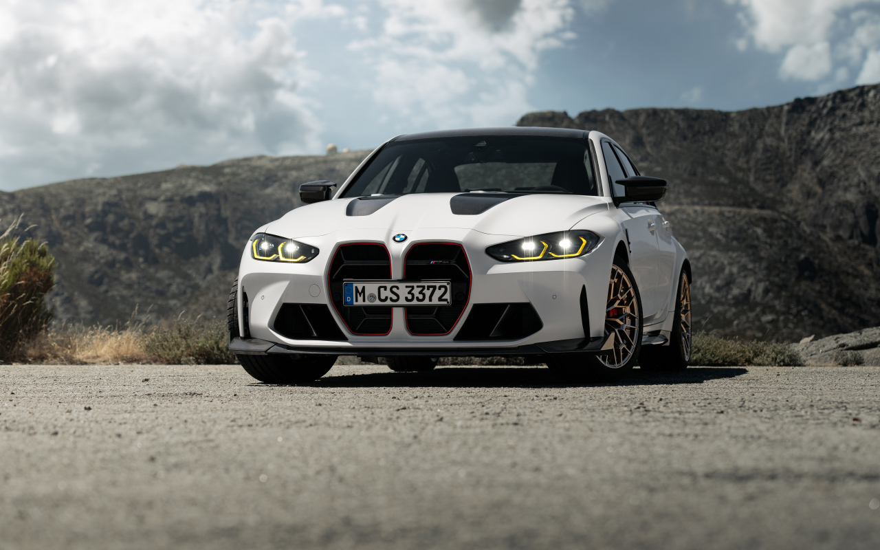 Белый автомобиль BMW M3 CS  на фоне гор