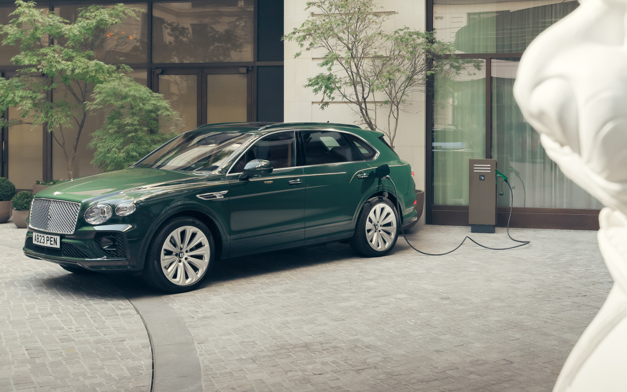 Зеленый автомобиль Bentley Bentayga Hybrid Peninsula London 2024 года