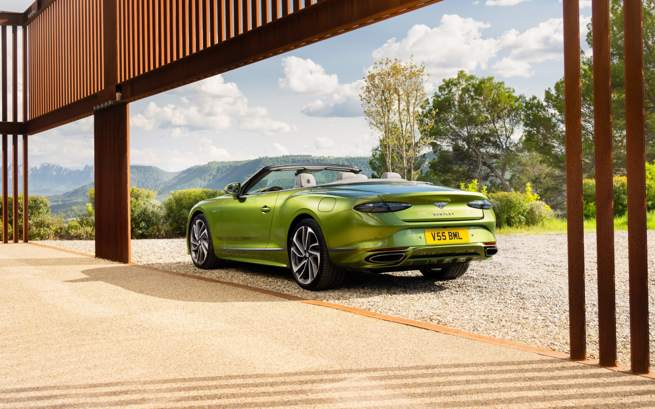 Зеленый кабриолет Bentley Continental GT Speed Convertible 2024 года