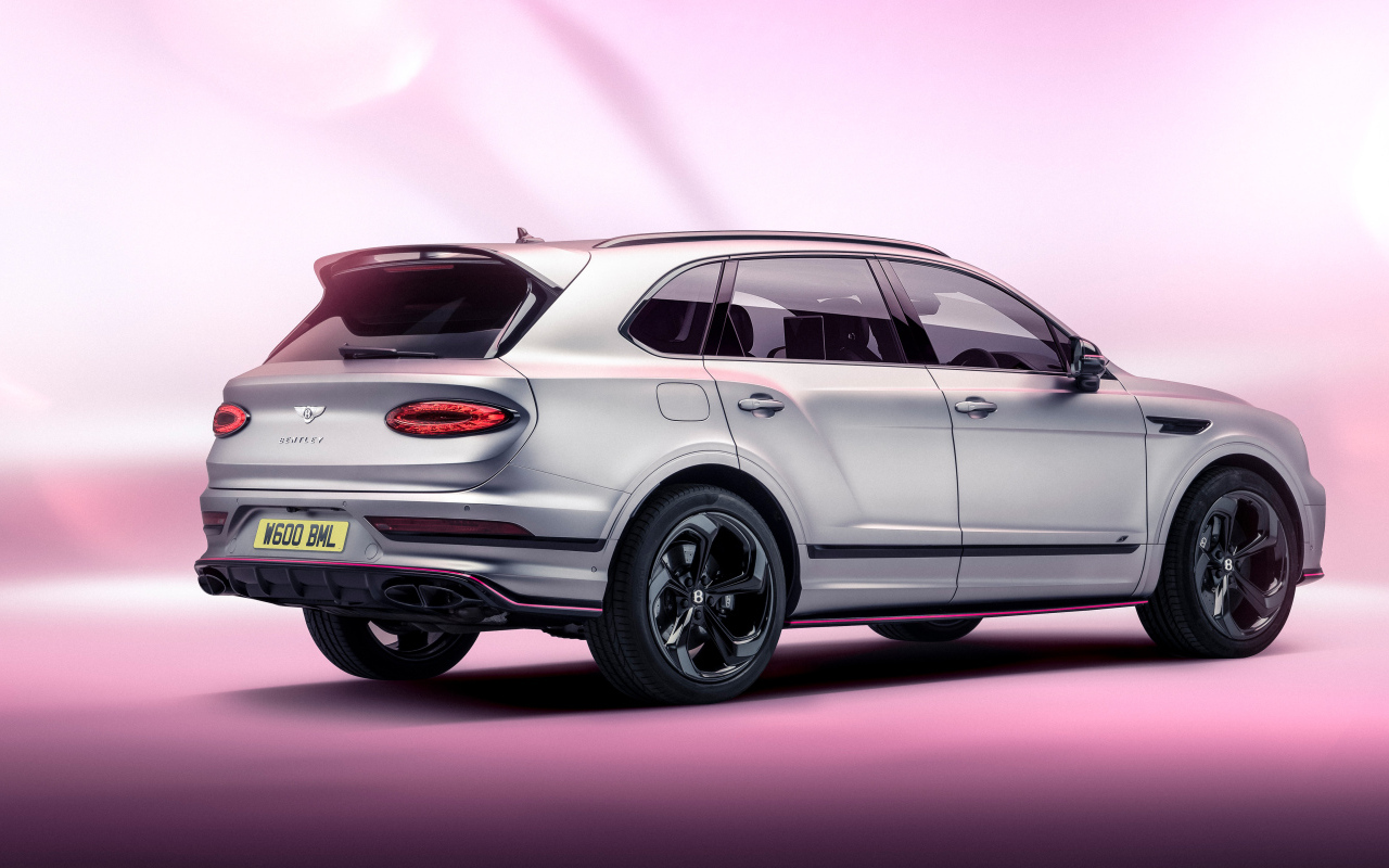 Вид сзади на серебристый автомобиль Bentley Bentayga V8 S Curated By Mulliner 2024 года