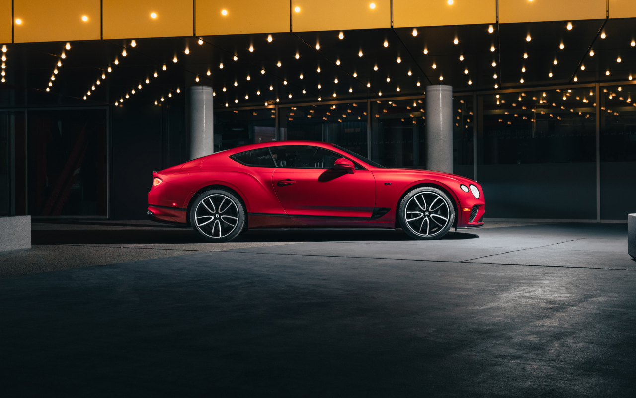 Вид сбоку на красный автомобиль Bentley Continental GT V8 Edition 2024 года