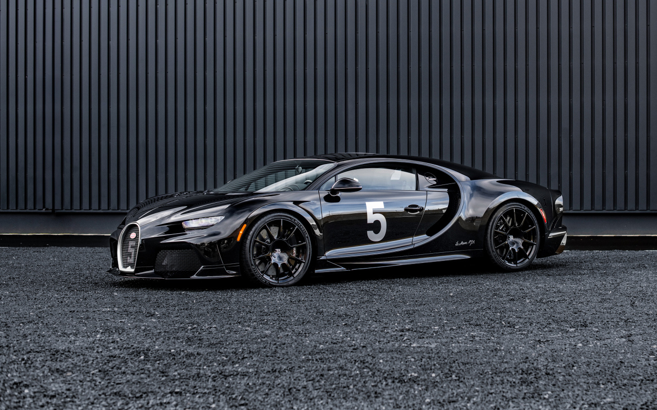 Черный быстрый автомобиль Bugatti Chiron Super Sport Hommage T50S 2024 года