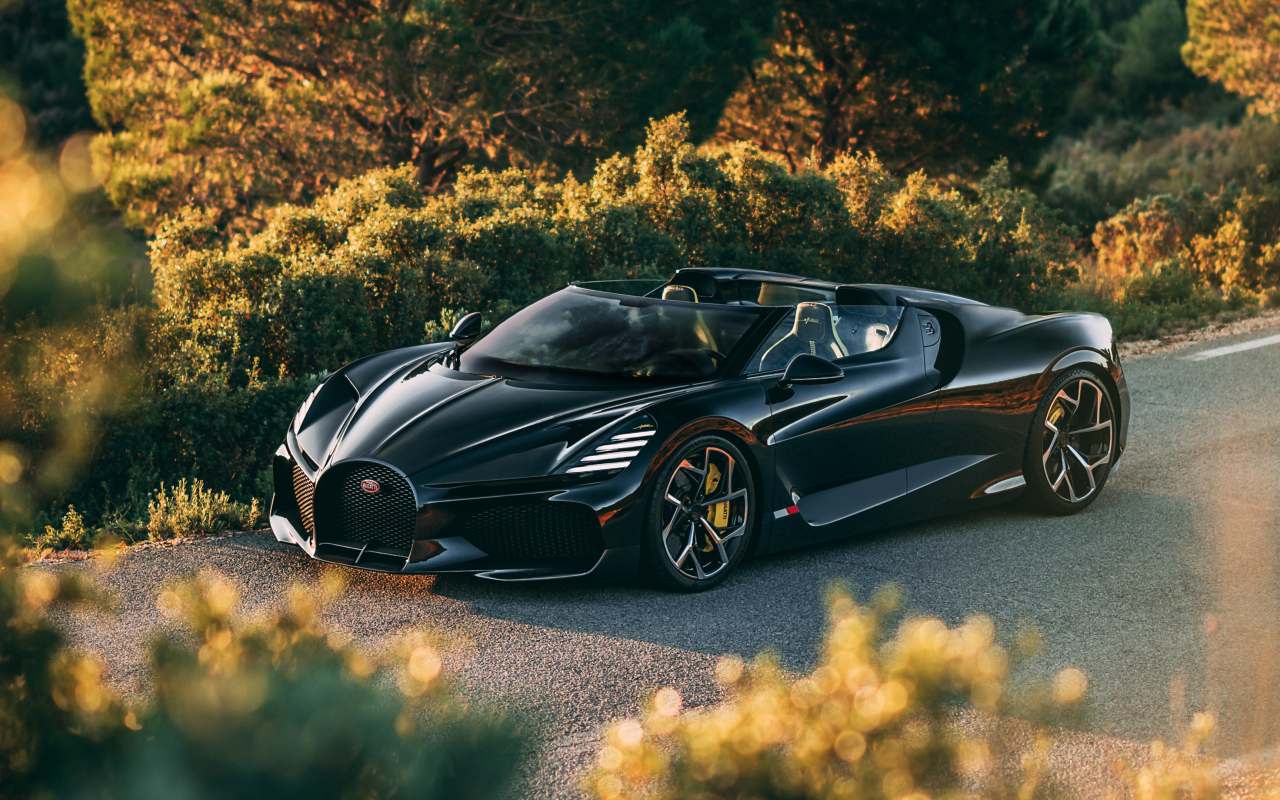 Черный быстрый автомобиль Bugatti W16 Mistral