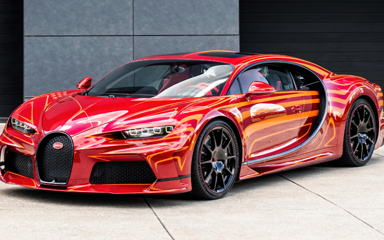 Быстрый красный автомобиль Bugatti Chiron Super Sport L'Aura