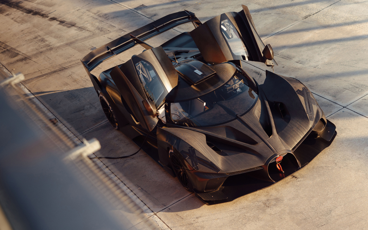 Вид сверху на автомобиль Bugatti Bolide с открытыми дверями