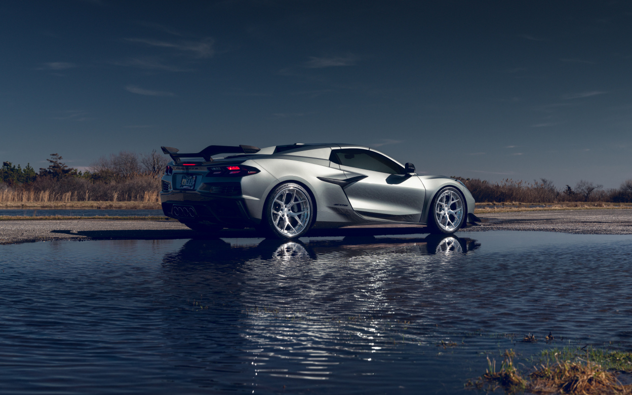 Вид сзади на автомобиль Chevy Corvette Z06 у воды