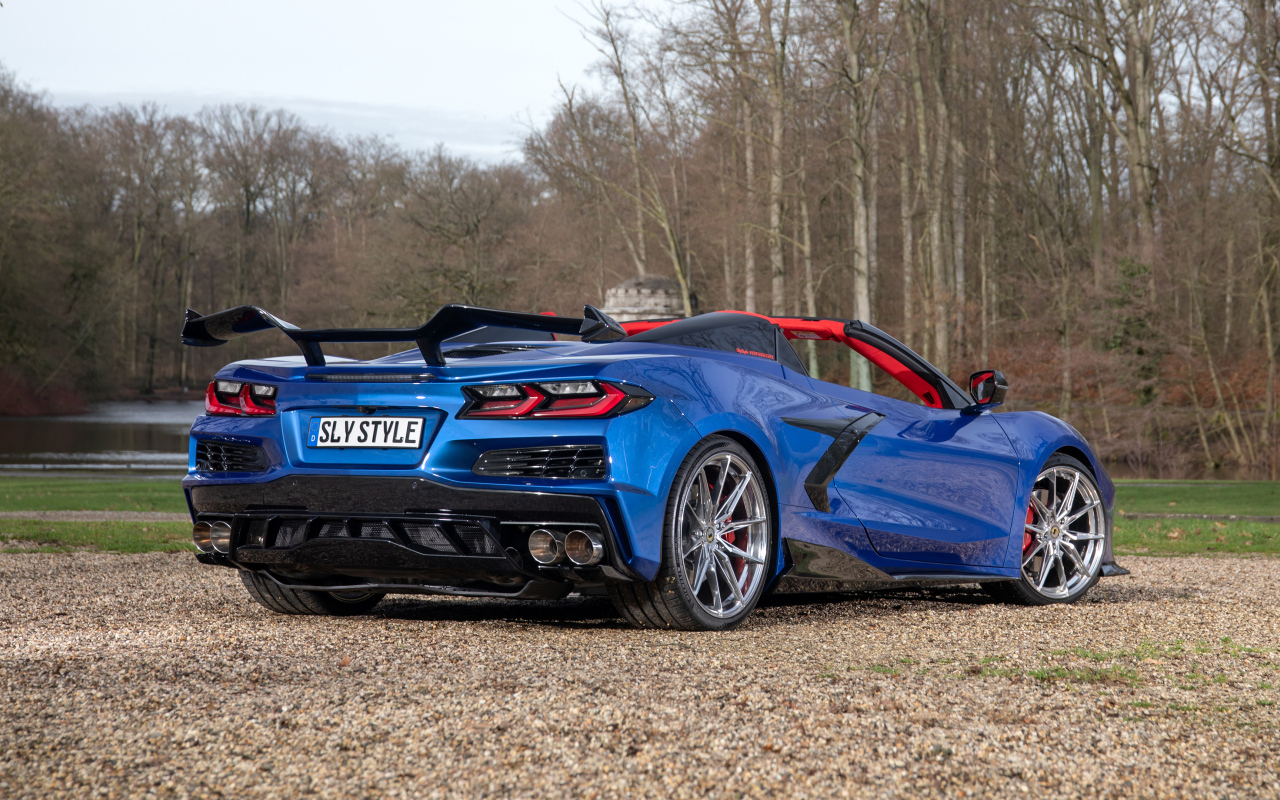 Вид сзади на синий автомобиль Chevrolet Corvette Stingray Convertible Z06