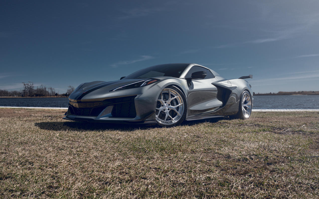 Серебристый автомобиль Chevy Corvette Z06