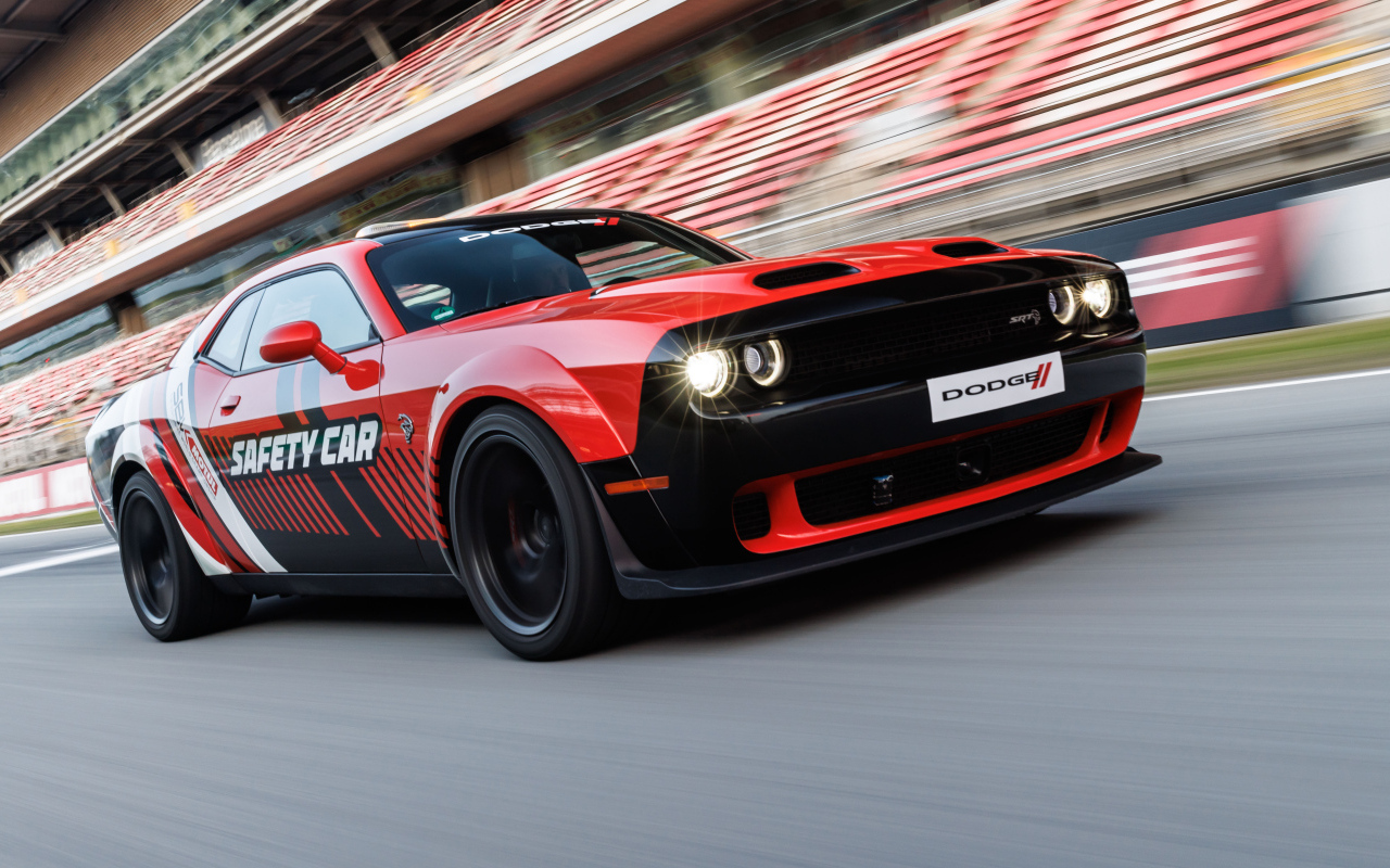 Автомобиль Dodge Challenger SRT Hellcat WorldSBK Safety Car 2024 года на гоночной трассе